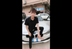 瘸子走路的短视频,短视频中的生活瞬间